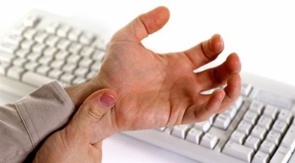 العمل طويلاً أمام شاشة الكمبيوتر يسبّب التهاب أوتار اليد
