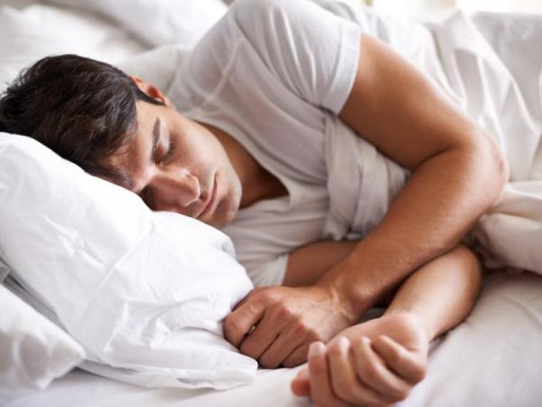 ماذا يحدث لجسمك عندما تنام أقل من 7 ساعات؟