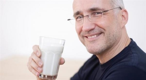 ما هو القدر اللازم من الحليب يحتاجه جسمنا بعد تعدي سن الخمسين؟