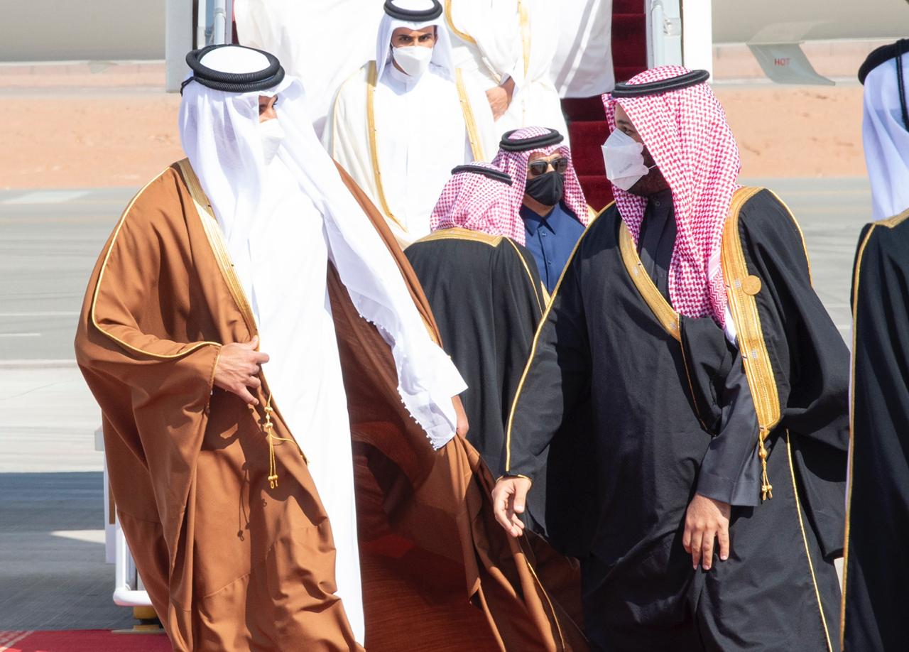 سبحان مغير الأحوال..."بن سلمان" يستقبل شخصيا أمير قطر ...