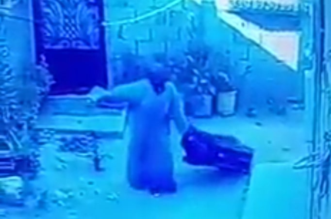 الأمن يكشف معطيات جديدة ومثيرة حول السيدة المتهمة بقتل جارتها و ظهورها في فيديو تجر حقيبة! - Vimarsana News