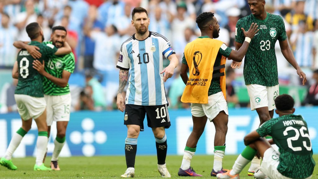فوز المنتخب السعودي على “رفاق ميسي” يُوحّد الصف العربي.. ويَطوي صفحة “الخلاف الخليجي” فوز المنتخب السعودي على “رفاق ميسي” يُوحّد الصف العربي.. ويَطوي صفحة “الخلاف الخليجي”