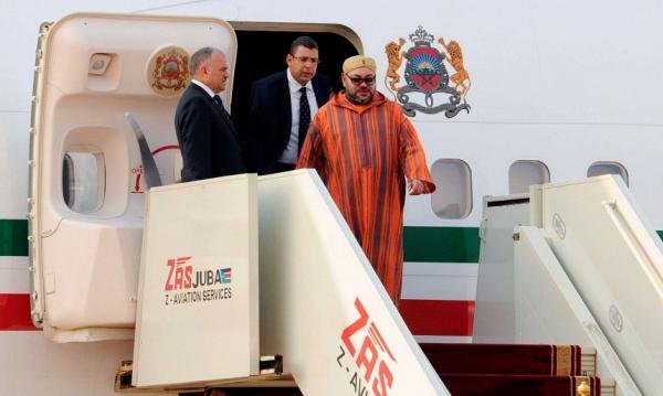 الملك “محمد السادس” يعود إلى أرض الوطن بعد أسابيع قضاها بالغابون