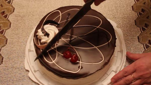 بالفيديو: أفضل طريقة لتقطيع الكعكة في الحفلات