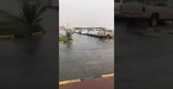 صاعقة رعدية قوية تفاجئ رجلا أثناء تصويره هطول الأمطار (فيديو)
