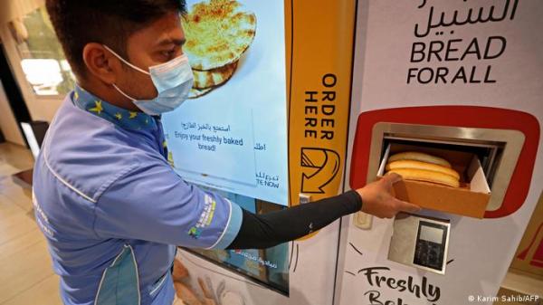 لمواجهة الغلاء.. آلات توزع الخبز مجانا على الفقراء في الإمارات