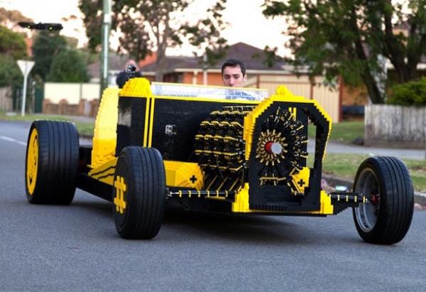 بالصور: شاب يبتكر مركبة من "الليغو" تسير بالهواء