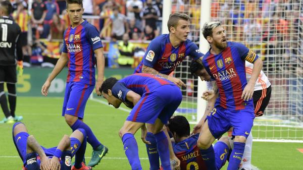 فرض غرامة على بلنسية بعد واقعة القاء قارورة على لاعبي برشلونة