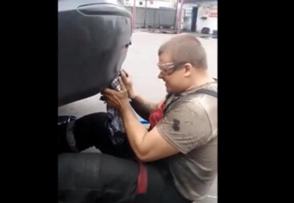 بالفيديو: هذا ما يحدث إذا وضعت وجهك مقابل عادم السيارة