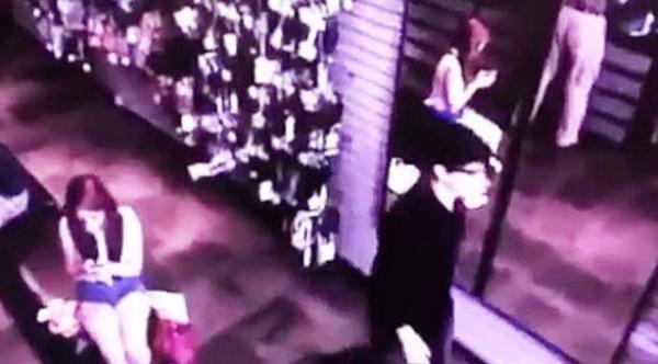 بالفيديو: رجل بلا انعكاس بالمرآة يثير الرعب في متجر