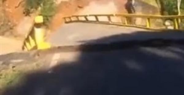 بالفيديو.. لحظة انهيار جسر بعد ثوان من مرور 3 أشخاص فوقه
