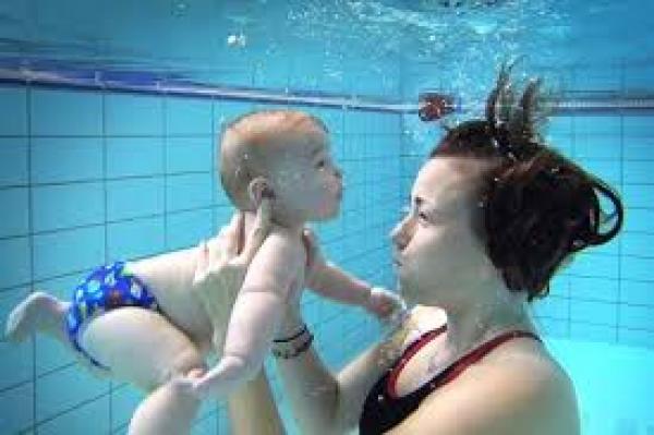 طريقة تعليم رضيعك السباحة منذ الصغر