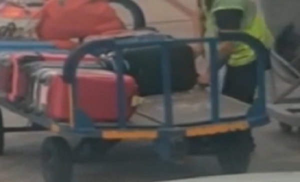 بالفيديو : كاميرا ترصد عاملا في مطار يسرق حقيبة راكب