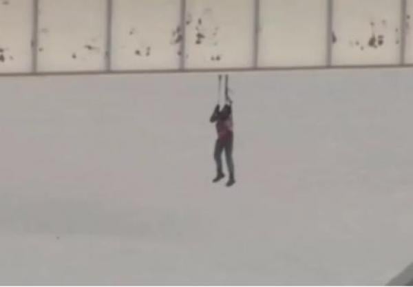 بالفيديو: عامل يسقط ويبقى معلقاً في الهواء حتى وصول المنقذين
