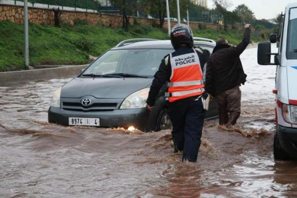 مازال الخير في هاد البلاد ..بُوليسي خدام وسط الفيضانات يثير اعجاب مغاربة  الفايسبوك (صور)