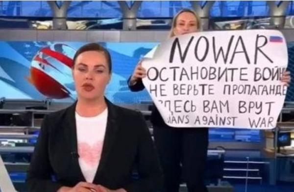بالفيديو: امرأة تقتحم نشرة الأخبار في التلفزيون الروسي احتجاجا على حرب أوكرانيا