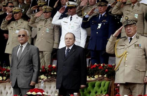 إقالة "بوتفليقة" لكبار جنرالات الجيش يكشف عن صراع خطير على السلطة قد يحرق الجزائر