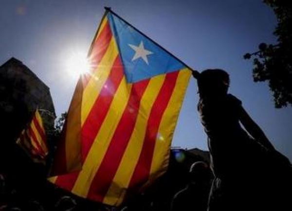 الرئيس الكتالاني يطالب بمهلة للتفاوض دون أن يحدد ما إذا كان قد أعلن عن استقلال الإقليم أم لا