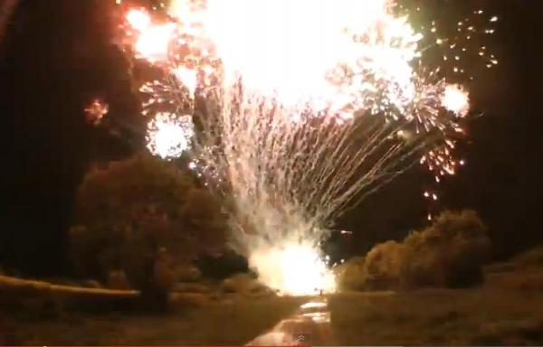 بالفيديو: بريطاني يطلق 300 صاروخ احتفالاً بمليون متابع على يوتيوب