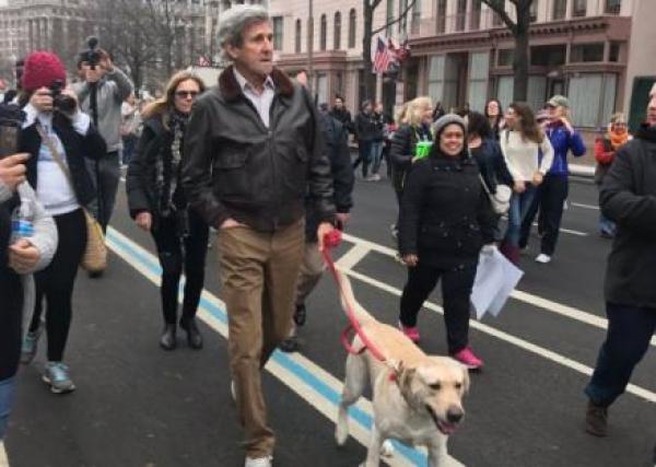 وزير الخارجية الأمريكي السابق يشارك هو وكلبه في المسيرة النسائية ضد ترامب