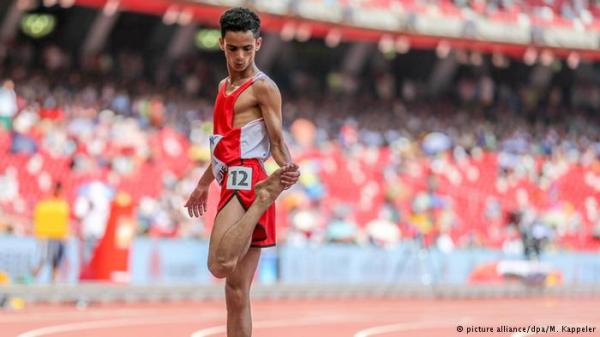 عداء يمني يركض حافيا ويخطف الأضواء في بطولة العالم