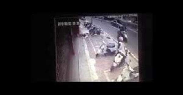 بالفيديو.. مشاجرة بالسكاكين في أحد الأحياء الشعبية ب"مصر"