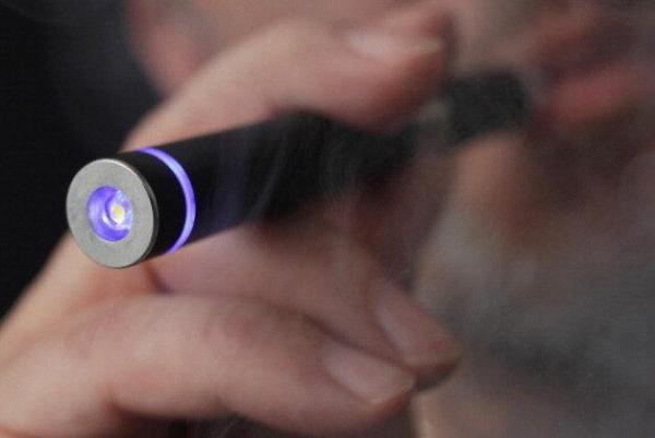 وزارة الصحة تحذر المغاربة من استعمال السيجارة الإلكترونية