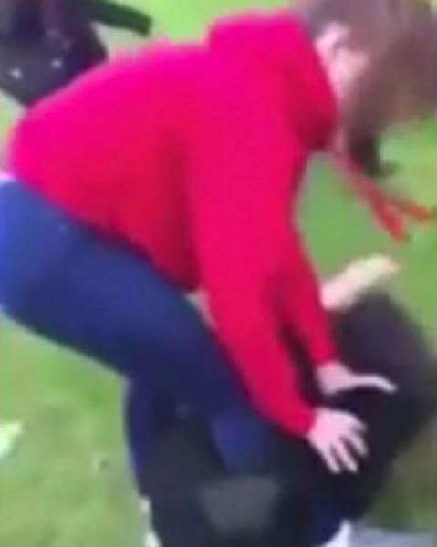 بالفيديو: فتاة تهاجم زميلتها بوحشية في حديقة عامّة