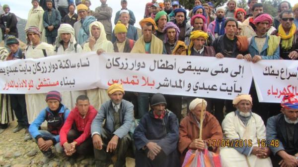 دواوير المغرب العميق في مسيرة احتجاجية مشيا على الأقدام من أعالي جبال أزيلال إلى ولاية بني ملال