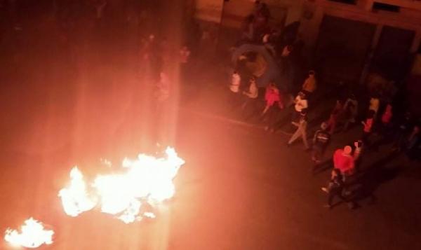 بالصورة .. مراهقون يشعلون النار بالشارع ويقذفون رجال الأمن بالحجارة في الليلة الثانية من رمضان