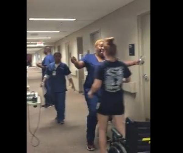 بالفيديو: فتاة أمريكية تمشي بعد 11 يوماً من الشلل التام