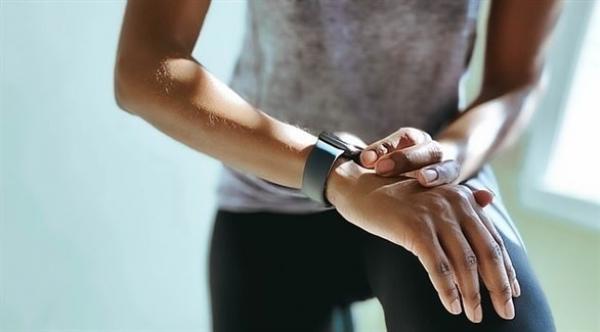 فيس بوك تطور ساعة يد ذكية بخصائص صحية