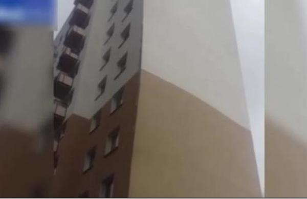 بالفيديو: لحظة سقوط الكسوة الخارجية لبناء بفعل الرياح