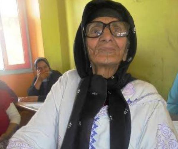 صورة ورسالة ...عجوز مغربية تتعدى 100 سنة تتحدى الأمية