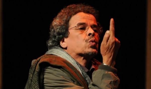 الفنان المغربي " الزروالي" ينجو من الموت المحقق بسبب طعنة غادرة