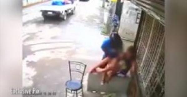بالفيديو..لص يرمي طفلا على الأرض لسرقة «آي فون» من والدته