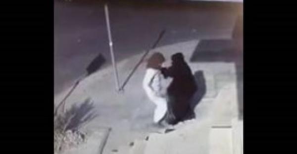 بالفيديو.. لحظة الاعتداء على فتاة سعودية وسرقتها في حي هادئ