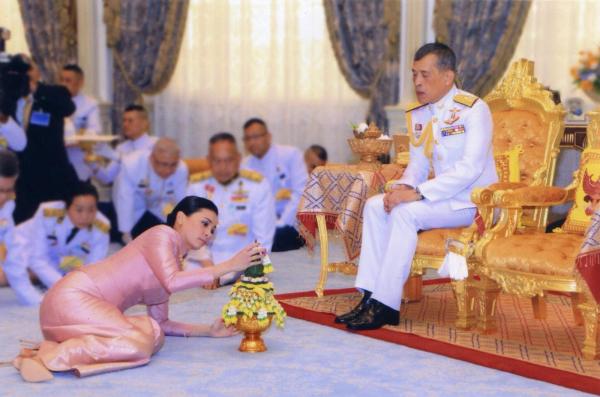 ملك تايلاند يعزل نفسه في فندق مع 20 امرأة!