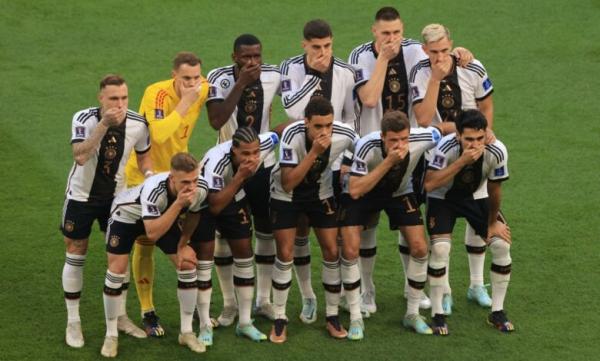 لاعبو ألمانيا يكمّون أفواههم قبل بداية مباراتهم مع اليابان