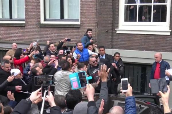 بالصور : ملك الكوميديا الهولندية ينتظر الملك محمد السادس بباقة ورد