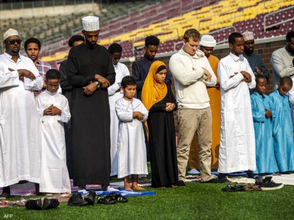 في سابقة: ناد أوروبي عريق لكرة القدم يحتضن صلاة العيد على عشب ملعبه(فيديو)