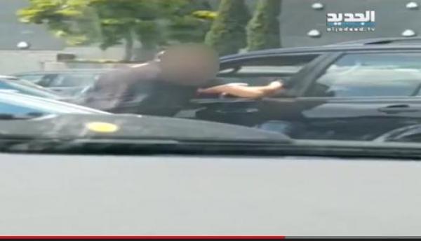 بالفيديو: محام لبناني يعنّف زوجته بوحشية أمام المارة
