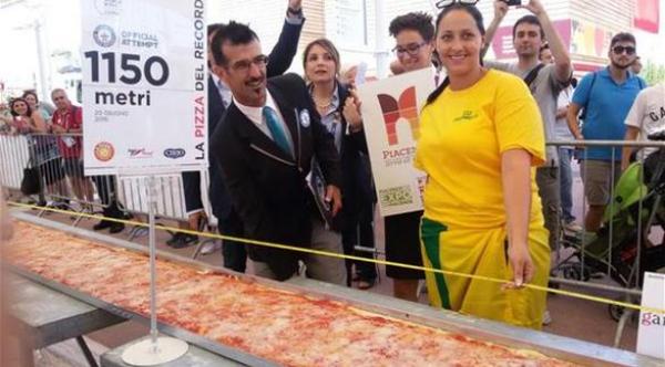 إيطاليا تعد أطول بيتزا في العالم  تمتد على 1.5 كيلومتر