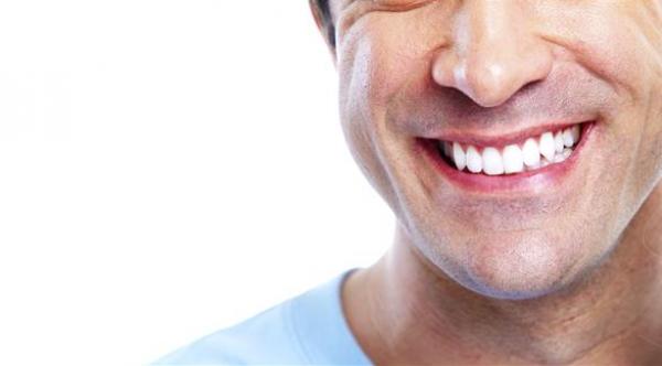 4 طرق طبيعية فعّالة  دون مواد كيميائية لتبييض أسنانك