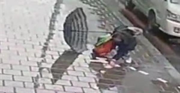 بالفيديو.. شاهد ماذا فعلت امرأة وجدت مبلغا ماليا سقط من رجل في الشارع