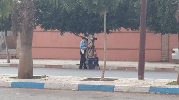 صورة : شرطيات لرصد سرعة السيارات عند مدخل مدينة مغربية