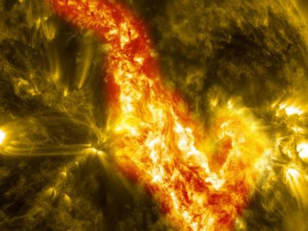 علماء يؤكدون نجاة الارض باعجوبة من انفجارات شمسية قوية 2012