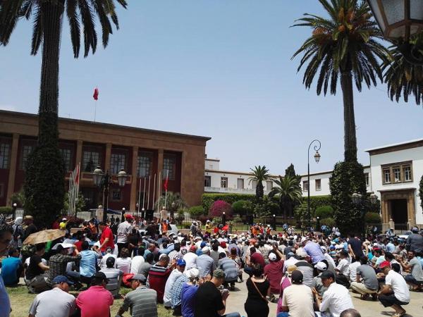 أساتذة و حقوقيون يحجون إلى ساحة البرلمان للتنديد بمشروع إصلاح التقاعد