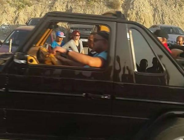 صورة جديدة للملك يقود سيارة &quot;دوبورط&quot; بمدينة الحسيمة