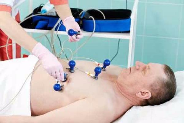 استخدام جهاز تخطيط القلب الكهربائي للوقاية من الموت المفاجئ